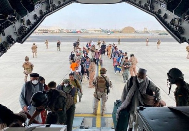 Forças americanas estão priorizando evacuação de afegãos que colaboraram com tropas dos EUA (Foto: Reuters via BBC)