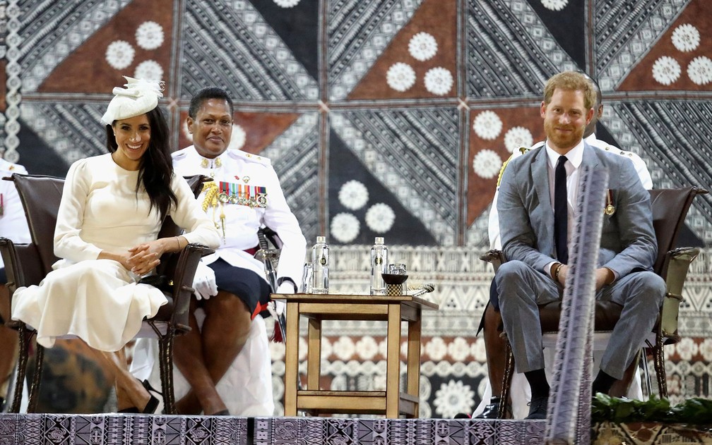 Meghan Merkle e prÃ­ncipe Harry participam de cerimÃ´nia tradicional de boas-vindas nesta terÃ§a-feira (23) em Fiji â€” Foto: Chris Jackson/Pool Photo via AP