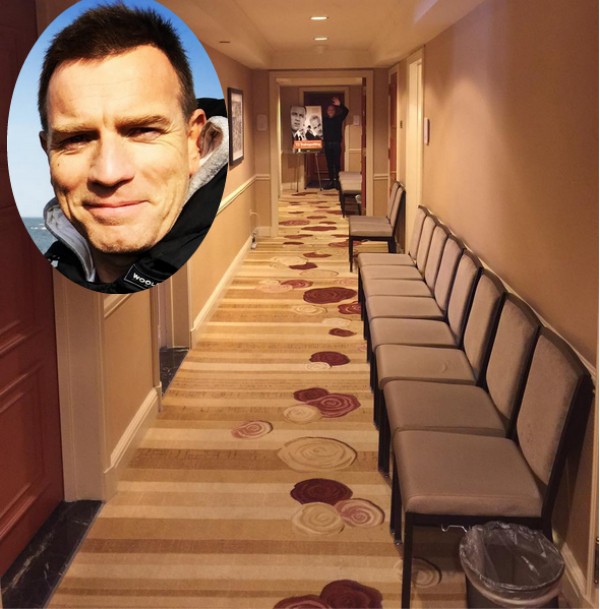 Ewan McGregor sozinho no hotel onde seria entrevistado (Foto: Instagram)