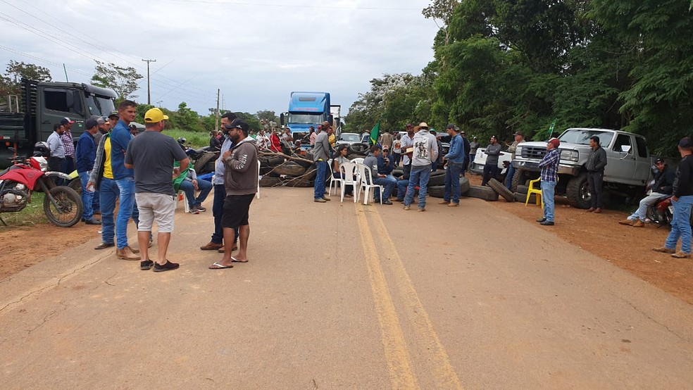 Manifestantes que não aceitam o resultado das urnas bloqueiam BR-317, em Brasileia — Foto: Alexandre Lima/Arquivo pessoal