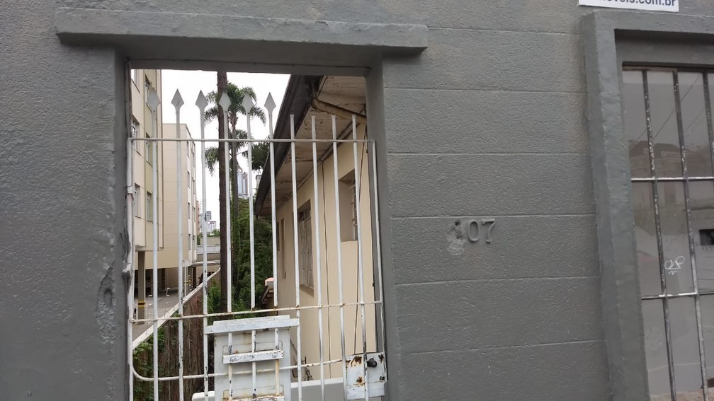 Casa onde houve a situação envolvendo um atirador fica na Rua Martim Afonso, nas Mercês — Foto: Victor Hugo Bittencourt/RPC