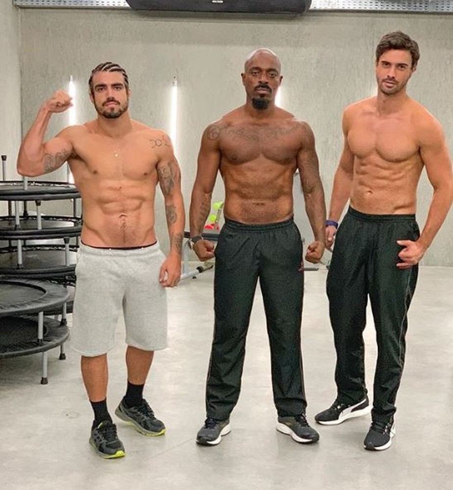 Caio Castro E Thiago Thome Exibem Barrigas Saradas E Brincam Acucar Puro Famosos Gshow