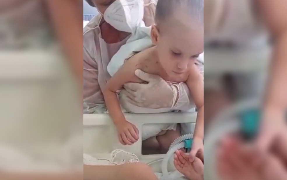 Heloá, siamesa separada em hospital de Goiânia, tem primeiro contato com Valentina após separação — Foto: Reprodução/Redes Sociais de Zacharias Calil