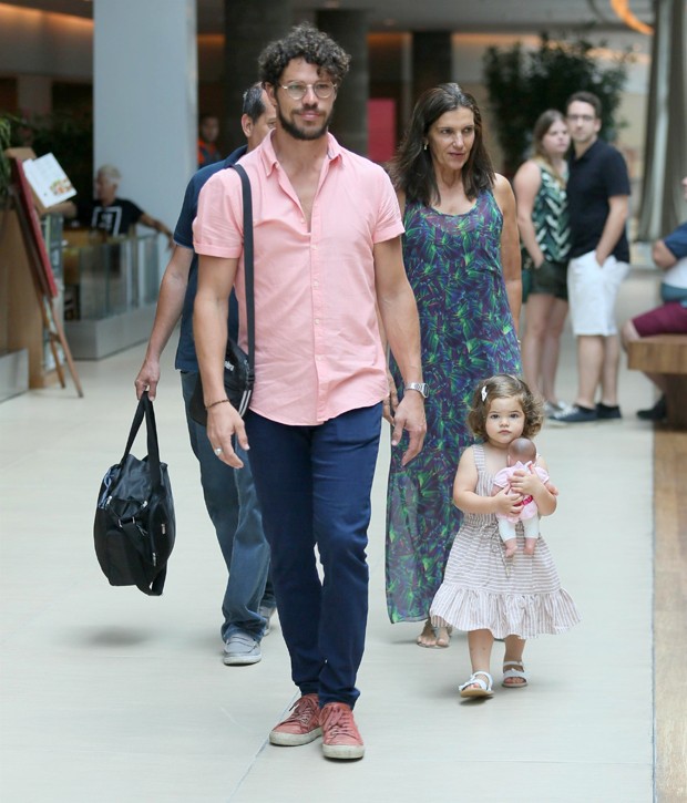 José Loreto leva Bella para passeio no shopping (Foto: Edson Aipim / AgNews)