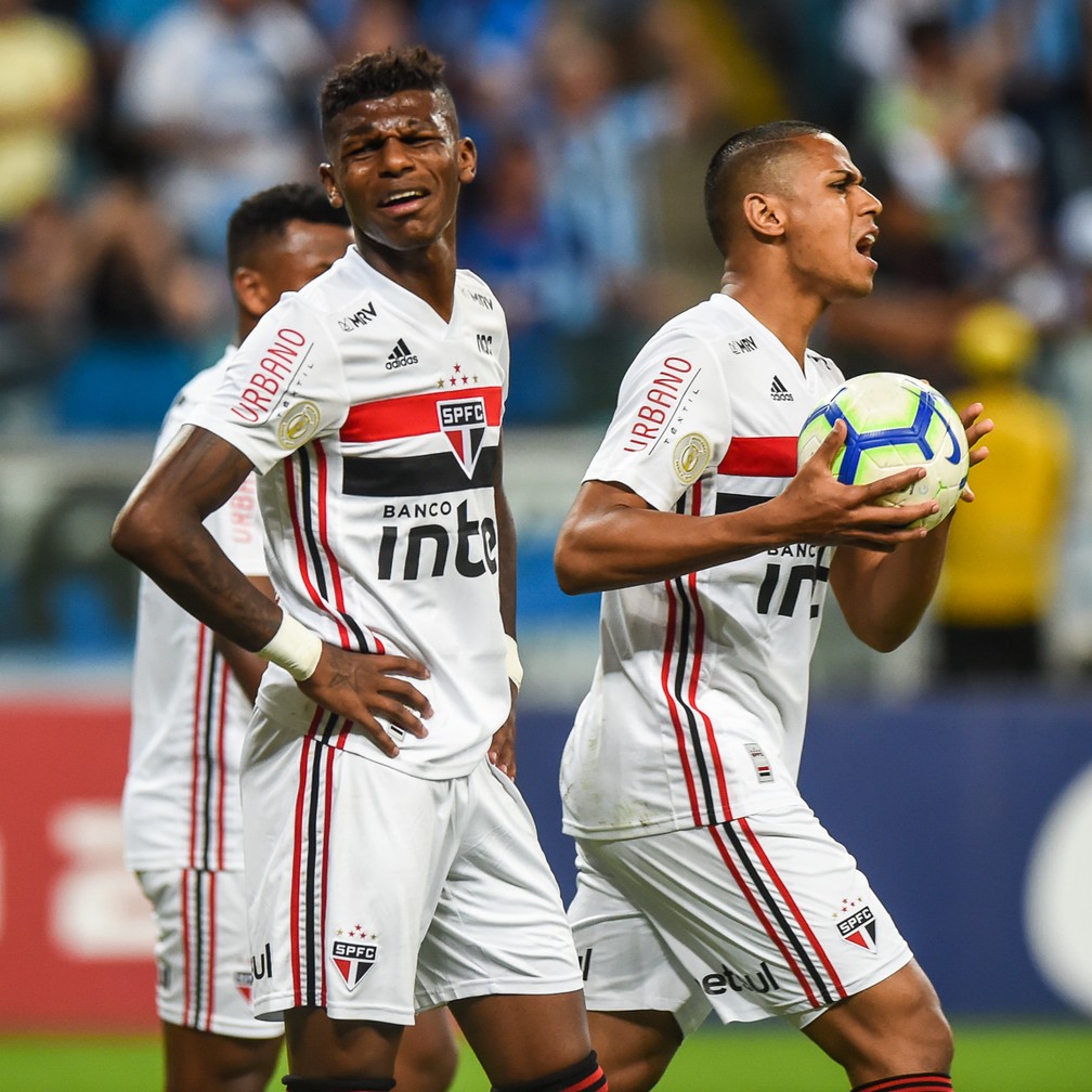 Arboleda e Bruno Alves em jogo do São Paulo — Foto: Vinícius Costa/BP Filmes