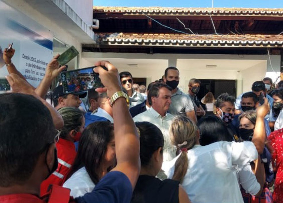Sem máscara, Bolsonaro chegou a aeroporto de Barreiras, cumprimenta apoiadores e seguiu para Coribe — Foto: Ronimarkes Mota