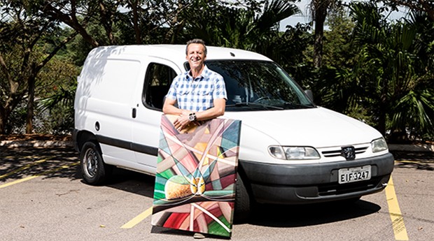 Pedro Sabiá: viaja com seu Peugeot Partner para exibir sua arte para diferentes públicos (Foto: Marcus Steinmeyer)