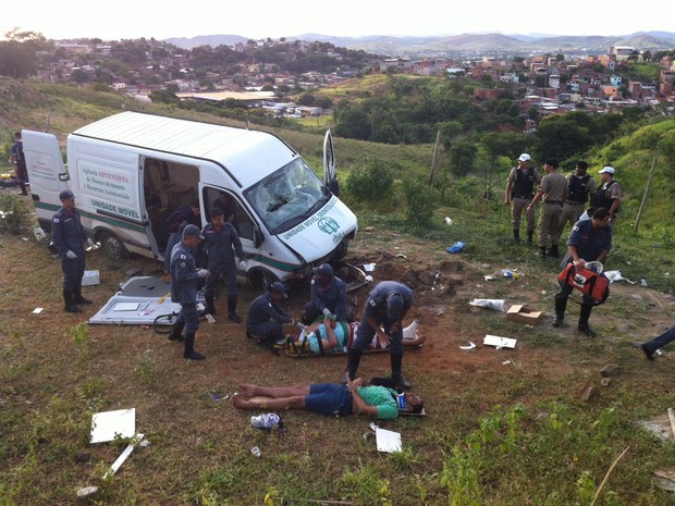 Acidente com uma van deixou 17 turistas feridos no Pico do Ibituruna (Foto: Diego Souza / G1)