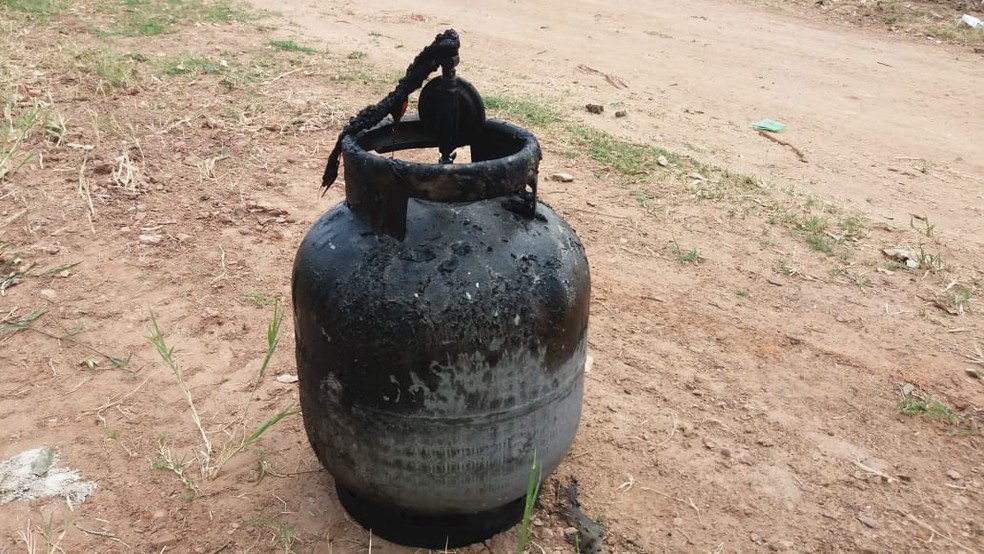 Suspeita é de que fogo tenha se originado através de botijão de gás — Foto: Diego Fernandes Silva/Folha Regional
