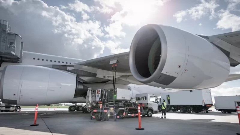 A ONG Transport and Environment destaca que os combustíveis sintéticos devem ser parte da solução em setores onde não há alternativas viáveis, como a aviação (Foto: Getty Images via BBC News)
