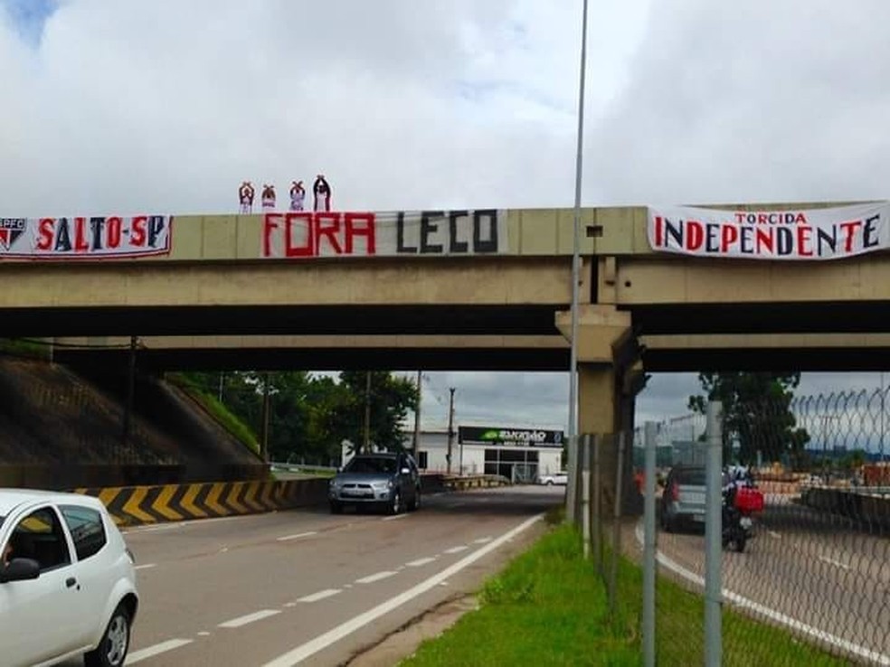 Protesto de torcida organizada do São Paulo em rodovia — Foto: Reprodução