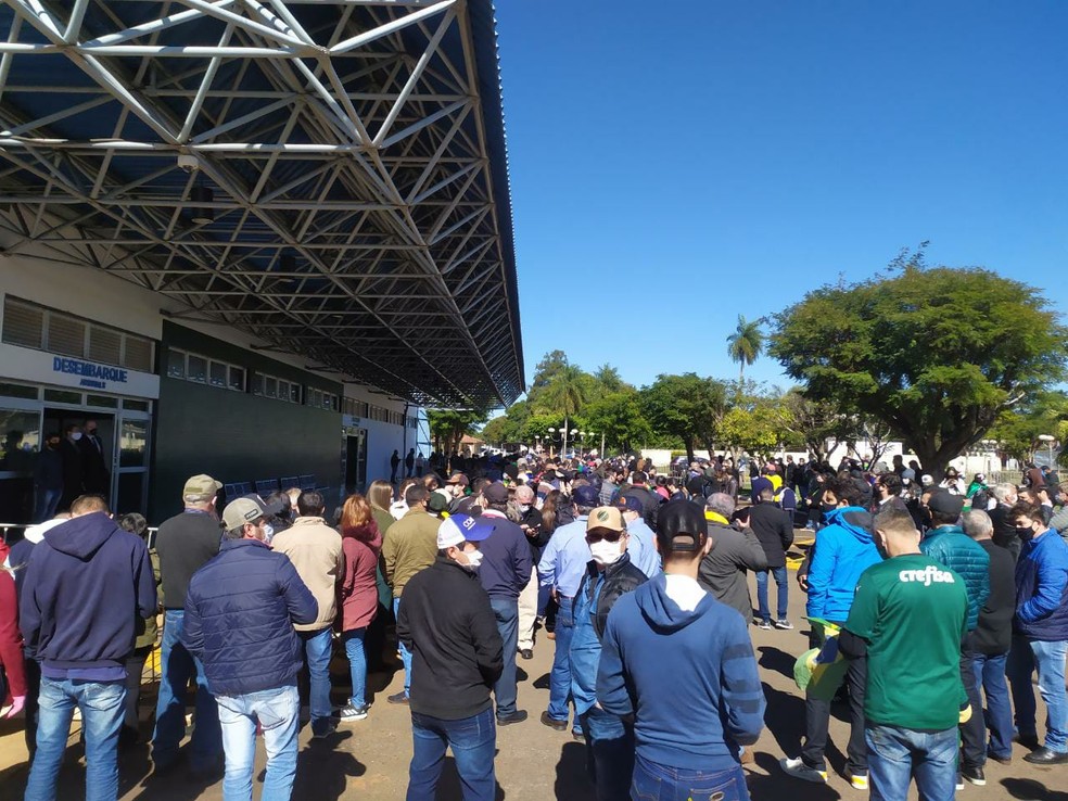 Centenas de pessoas se aglomeraram para aguardar a chegada do presidente Jair Bolsonaro no aeroporto de Ponta Porã (MS) — Foto: Carlos da Cruz/TV Morena