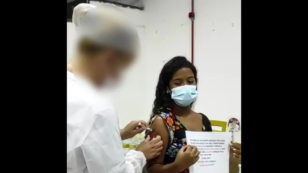 Adolescente tomou vacina sem aprovação da Anvisa para menores em Paulista, no Grande Recife — Foto: Reprodução/WhatsApp