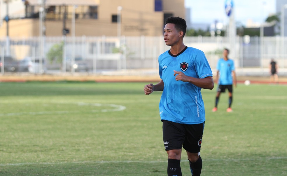 Destaque no Campeonato Paraibano Sub-19 do ano passado, o meia Fillipi Pires está integrado aos profissionais e não vai disputar a Copinha neste ano (Foto: Cisco Nobre/GloboEsporte.com)