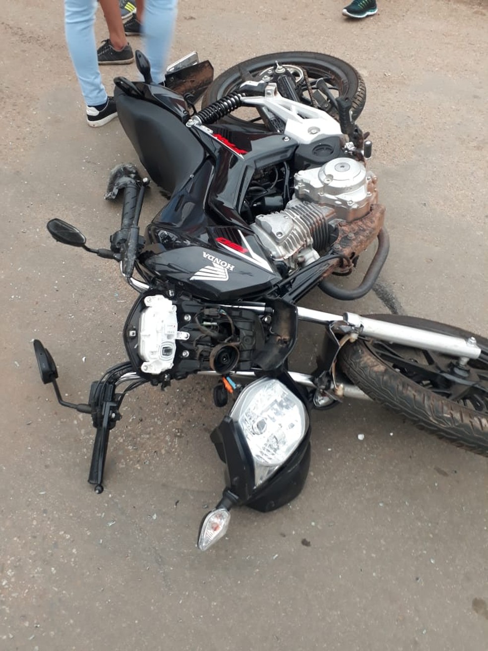 Frente da moto ficou destruída — Foto: Polícia Militar/Divulgação