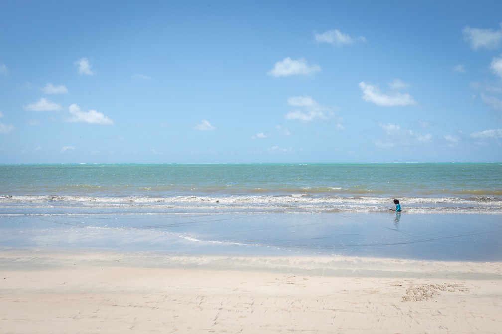 Na Praia do Salgado o turista praticamente curte a praia sozinho, sem quiosques e badalação — Foto: Celso Tavares/G1