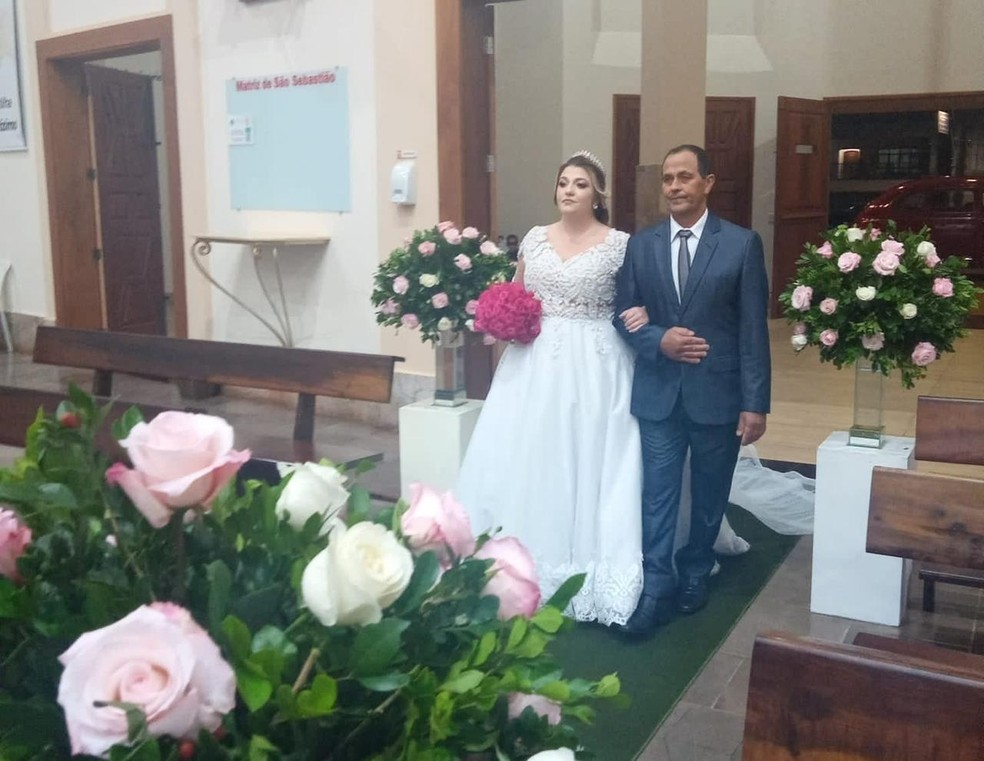 Tatiane entrou na igreja por volta das 19h30 da noite do último sábado (7) — Foto: Tatiane de Fátima/Arquivo pessoal