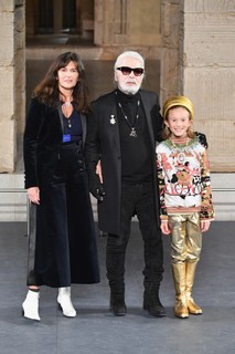 Karl Lagerfeld fecha a passarela do desfile Chanel Metiers D'Art 2018/19
