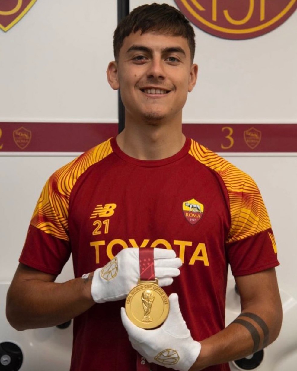 Dybala entrega medalha de campe&atilde;o do mundo &agrave; Roma &mdash; Foto: Roma
