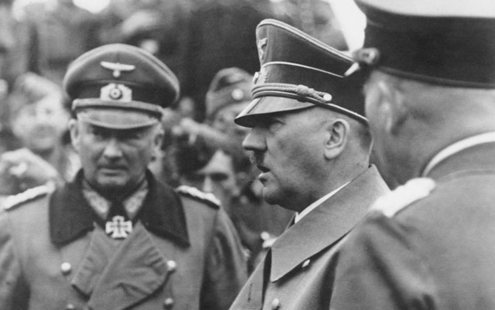 Hitler (c.) assumiu posto de chanceler do Reich em 30/01/1933 — Foto: Deutsches Bundesarchiv/Wikimedia Commons