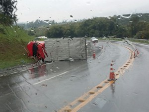 Caminhão tombou e chuva é um dos fatores, diz polícia (Foto: Arquivo Pessoal/ Juliano Pires)