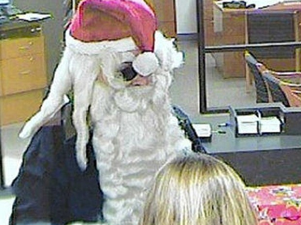 Com fantasia de Papai Noel, ladrão conseguiu fugir após roubar banco na Flórida (Foto: Divulgação/Port orange Police Department)