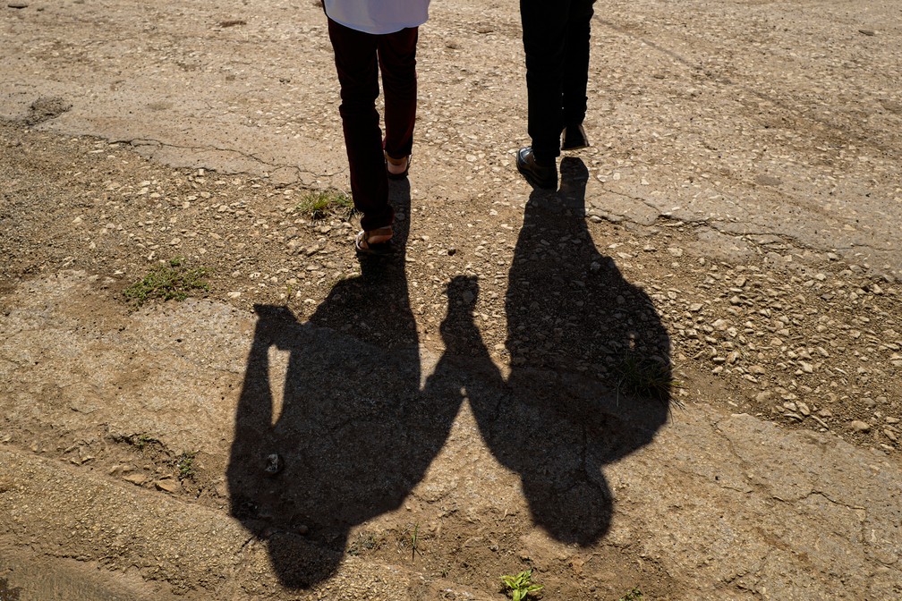 Adiel Gonzalez e Lázaro Gonzalez se casam em Bolondron, em Cuba, em 13 de outubro de 2022 — Foto: Adalberto Roque/AFP