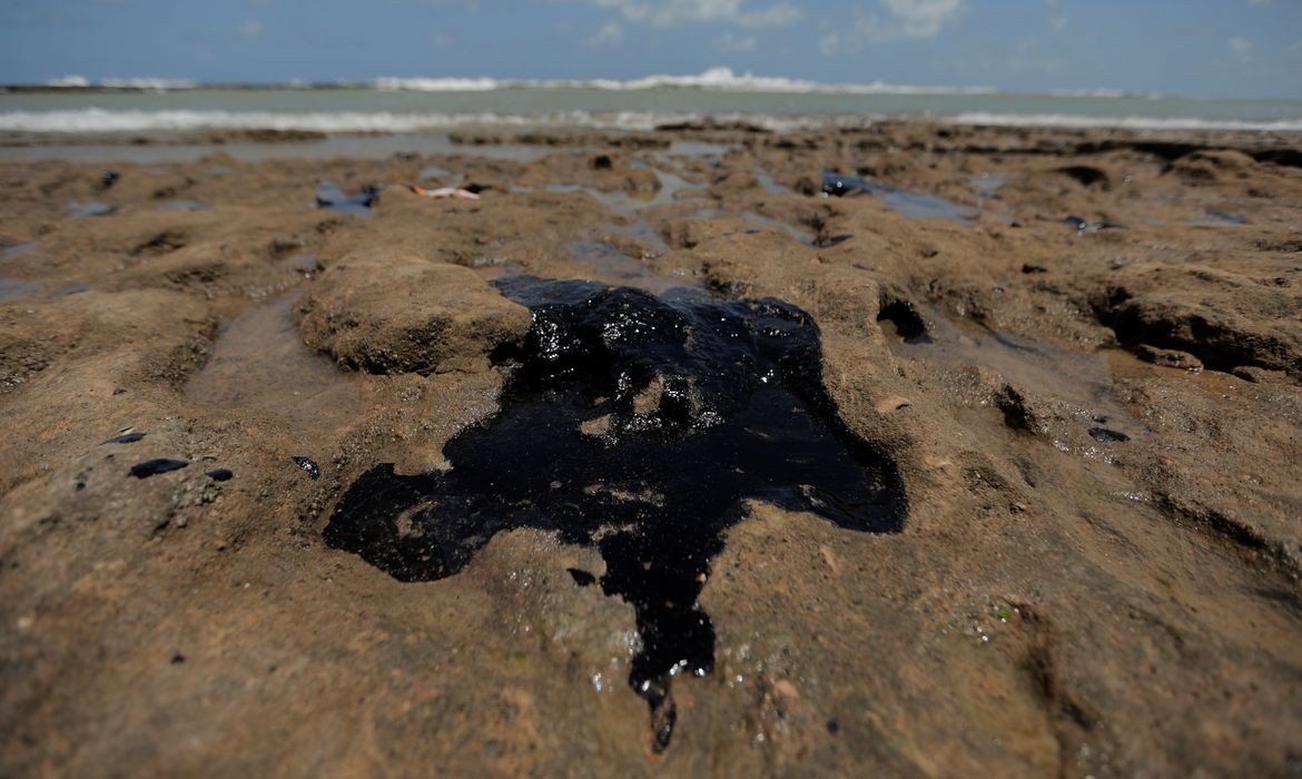 Após investigação do óleo que apareceu em centenas de praias brasileiras entre agosto de 2019 e março de 2020, concluiu-se que o resíduo veio do vazamento de um petroleiro grego (Foto: REUTERS/Alisson Frazão)