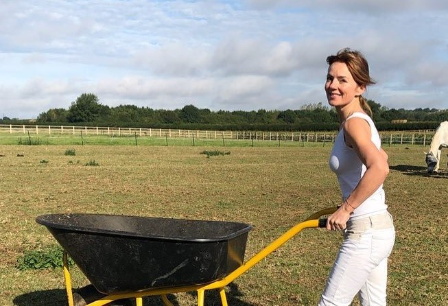 Geri Halliwell trabalha na fazenda (Foto: Reprodução/Instagram)