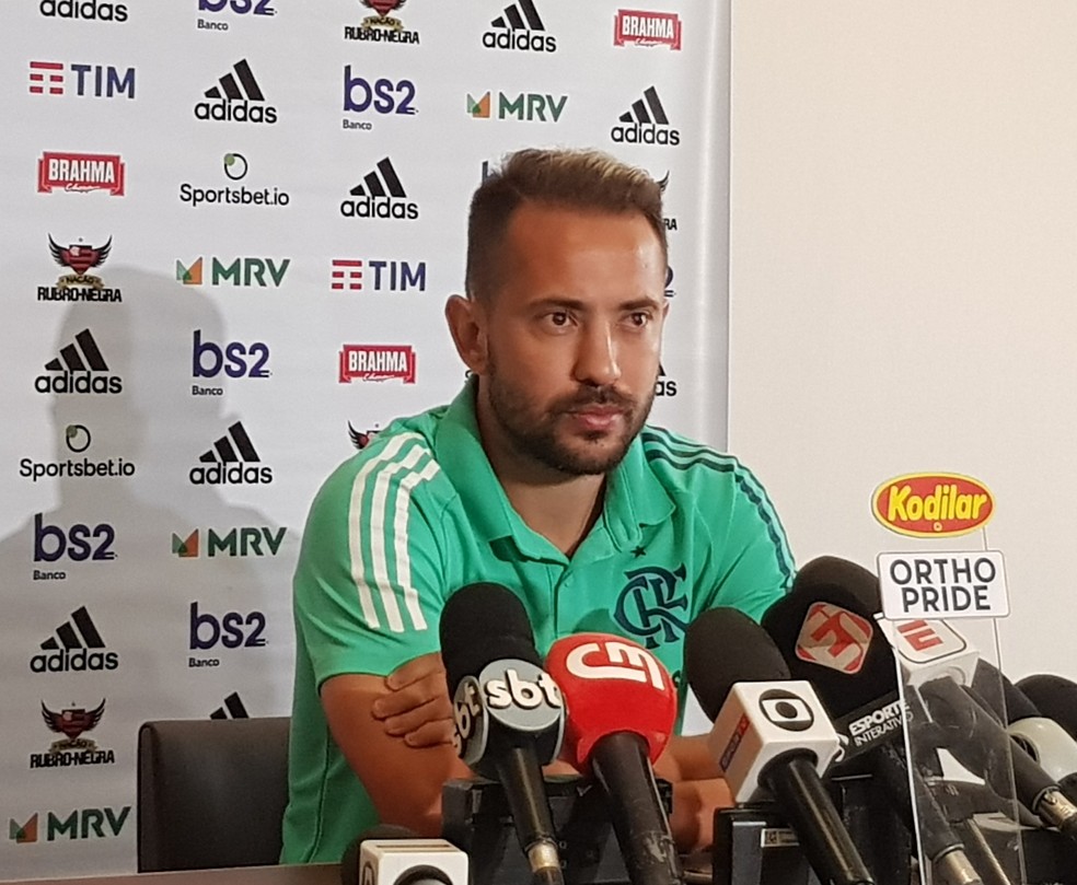 Everton Ribeiro, do Flamengo, concede entrevista coletiva em Brasília — Foto: Fred Huber/GloboEsporte.com