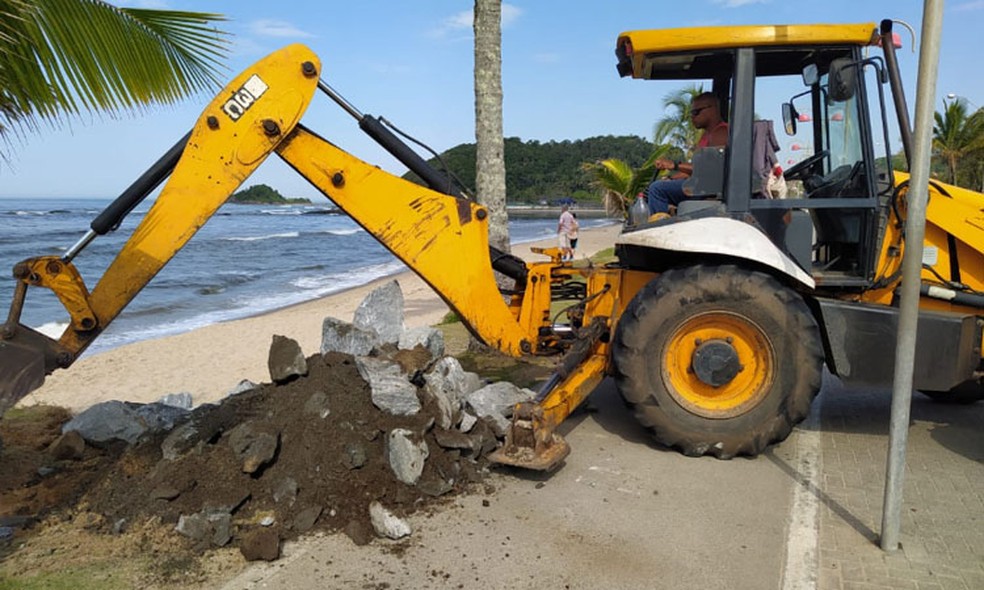 Prefeitura de Itanhaém instala barreiras de contenção para evitar fortes ressacas na região. — Foto: Divulgação/Prefeitura de Itanhaém