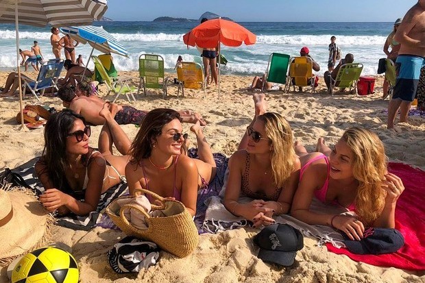Isis Valverde e Luiza Valdetaro curtem praia com amigas (Foto: Reprodução/Instagram)