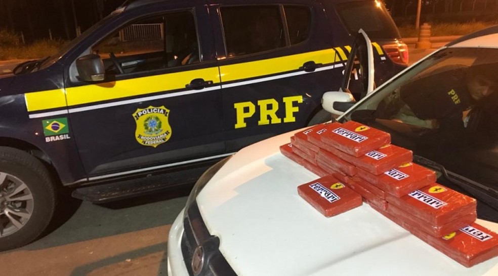 Material estava embalado em pacotes com o símbolo da Ferrari e escondido no painel do carro — Foto: Divulgação/PRF