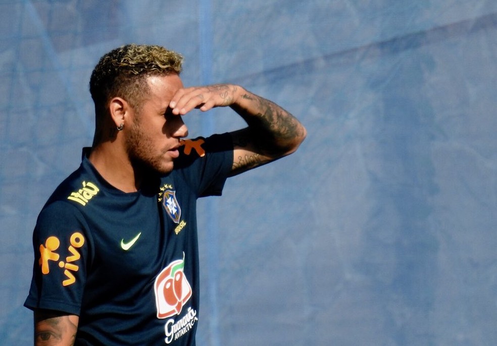 Neymar se protege do sol em treino da Seleção (Foto: Tossiro Neto)
