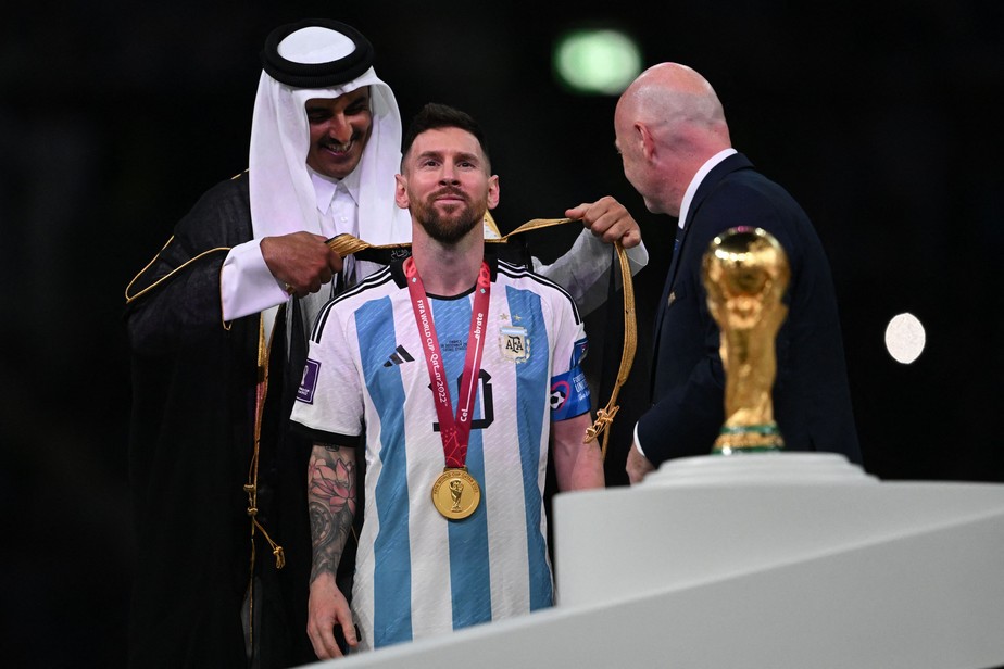 Emir Sheikh Tamim bin Hamad al-Thani veste Messi com um manto chique como o seu, em seda preta com detalhes em dourado, em homenagem ao destaque do Mundial