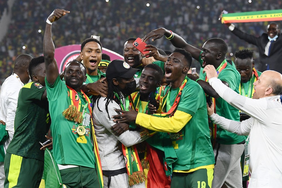 T�cnico Ciss� (de branco) � celebrado pelos atletas � Foto: AFP