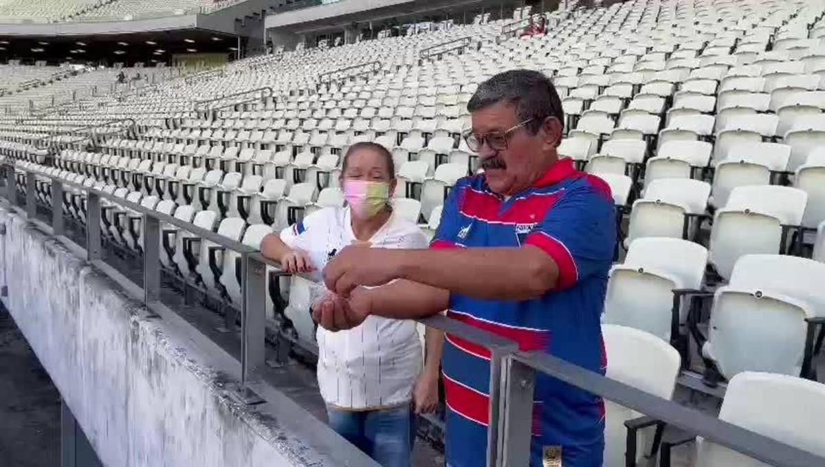 Torcedor Do Fortaleza Joga Sal Grosso Na Arena Castel o Para Espantar 