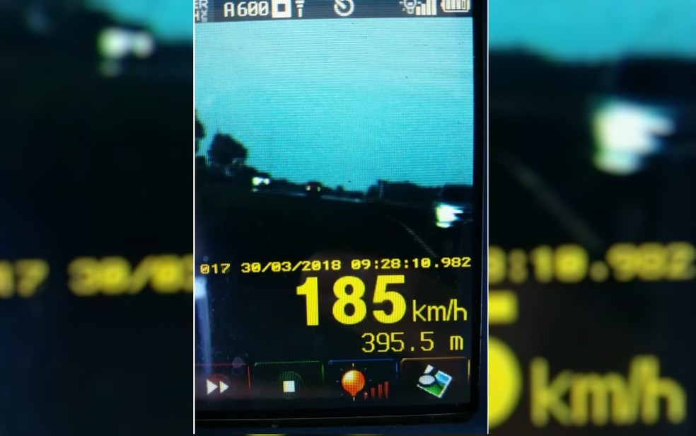 Carro flagrado a 185 km/h nesta sexta-feira (30), em Gois (Foto: Polcia Rodoviria Federal/Divulgao)