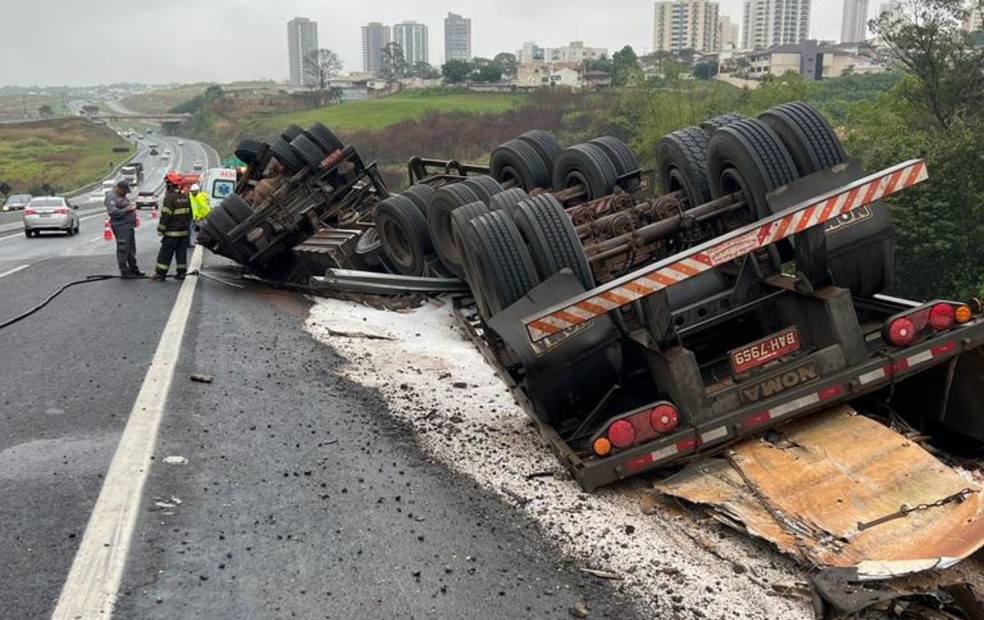 Carreta tomba em curva da Rodovia do Contorno em Marília — Foto: Arquivo pessoal