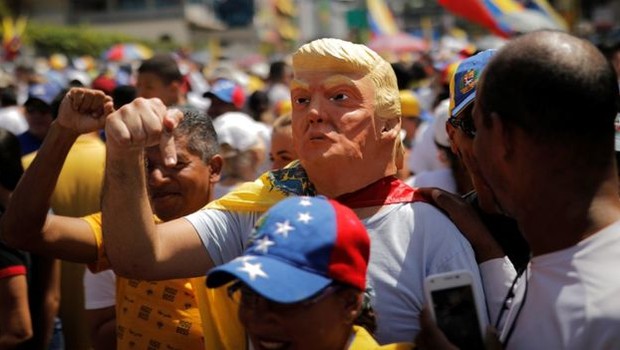 O governo americano tem sido aliado importante de Juan Guaidó contra Nicolás Maduro na Venezuela (Foto: Reuters/BBC)