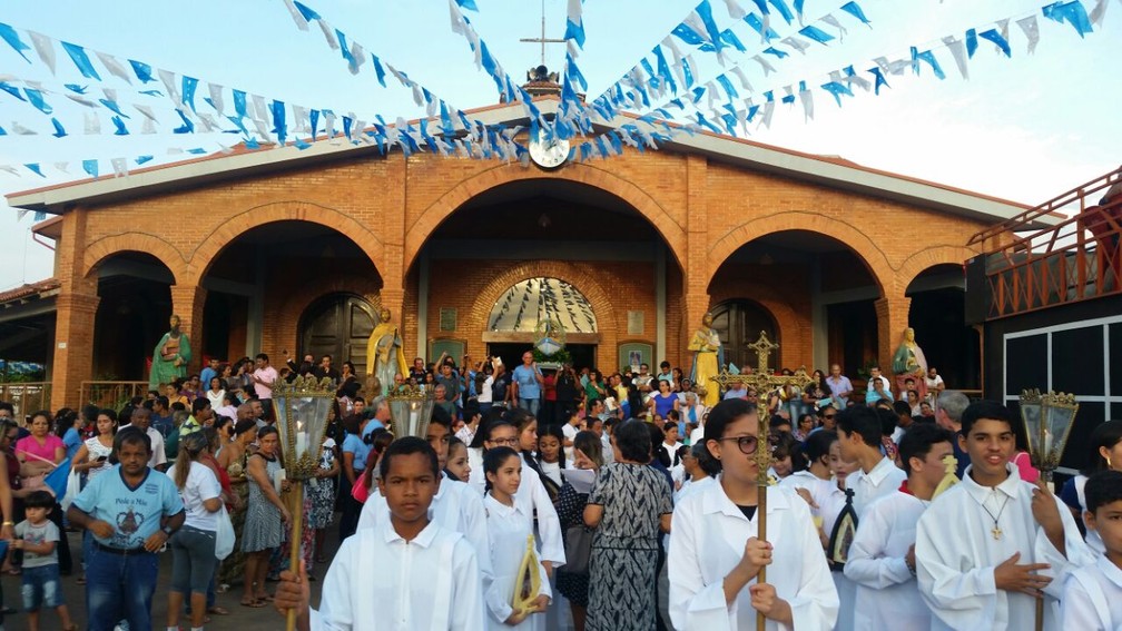 Centenas de pessoas acompanharam procissão (Foto: Rose Lopes/Rede Amazônica)