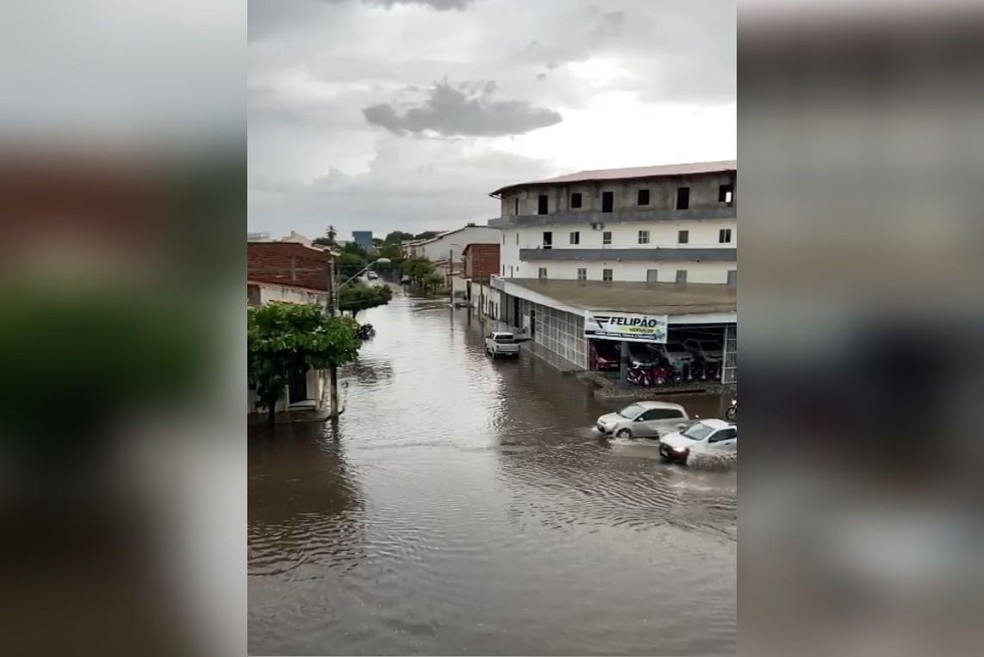 Em Limoeiro do Norte, uma rua chegou a ficar alagada em razão das chuvas.  — Foto: Reprodução