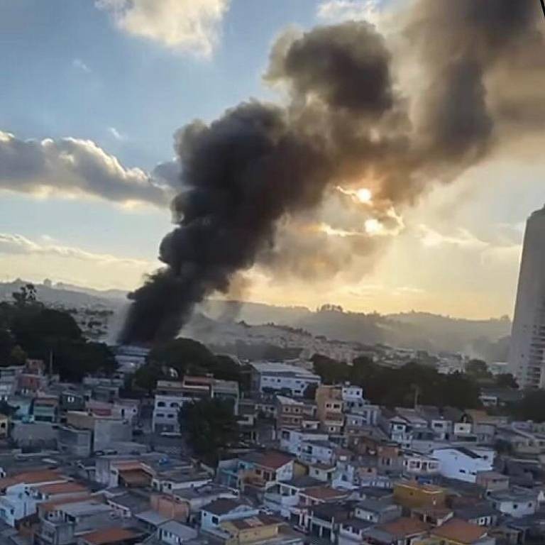 Incêndio no galpão da Alke Logística (Foto: Reprodução/Youtube/Jornal Imprensa News)