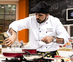 Minotauro cozinha em prova no 'Super Chef' (Foto: Ellen Soares/Gshow)