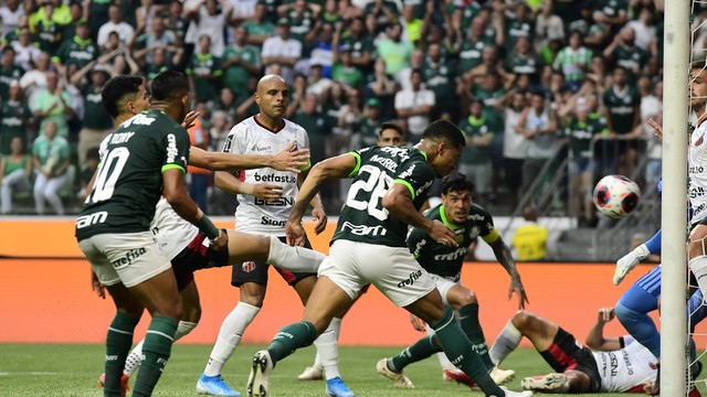 Murilo, de cabea, marca para o Palmeiras contra o Ituano