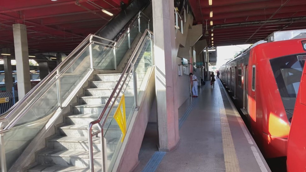 Plataforma da estação Grajaú, da Linha 9-Esmeralda, esvaziada após circulação de trens ser interrompida na manhã desta segunda (14) — Foto: Reprodução/TV Globo