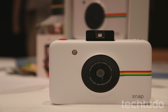 Câmera Snap, da Polaroid, imprime fotos na hora sem usar tinta (Foto: Laura Martins/TechTudo)