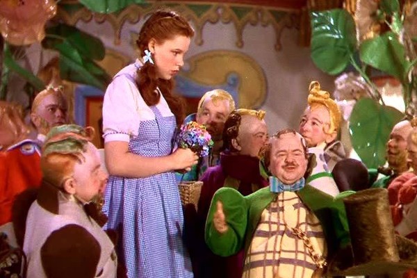 Judy Garland em cena de 'O Mágico de Oz' com seus colegas que interpretaram os munchkins' (Foto: Divulgação)