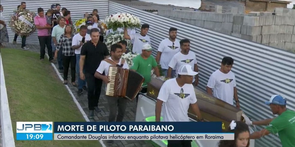 Piloto paraibano que morreu em Roraima  enterrado, em Joo Pessoa  Foto: Reproduo/TV Cabo Branco