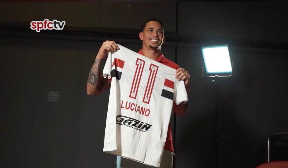 Luciano com a camisa 11 do São Paulo — Foto: Reprodução